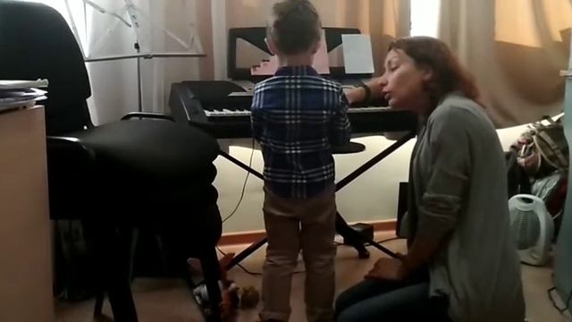 Музыкальные занятия в школе искусств "Сбывайся".
Сегодня мы пели, танцевали,  слушали флейту.