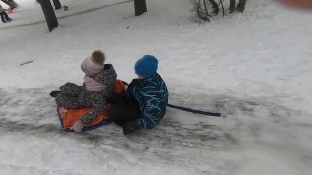 Катаемся с горки на ватрушке и снегокате смотреть онлайн