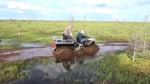 Тест легких вездеходов на разных шинах в торфяных ямах и болотных окнах. Среднемоторный пневмоход.