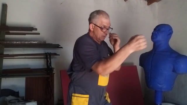 Бокс начальная подготовка. Урок 1. Правый прямой/работа верхней части тела/.