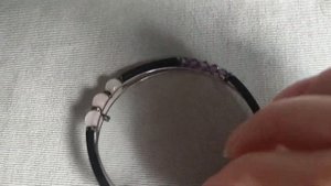 Процесс создания браслета на мемори проволоке с аметистом, розовым кварцем, лавой и фианитами.