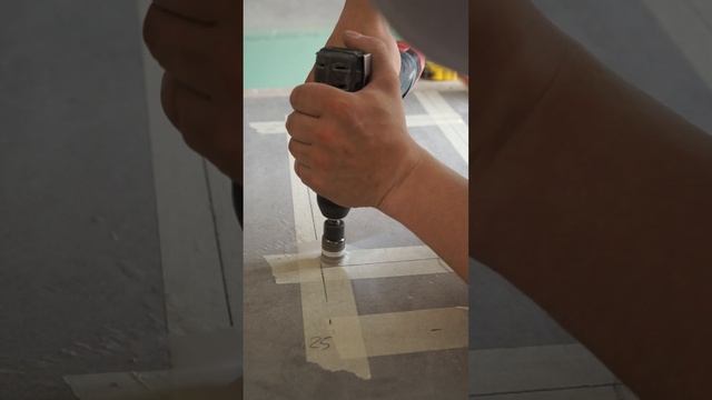 Отверстие в керамограните алмазной коронкой без центрирующего сверла и кондуктора