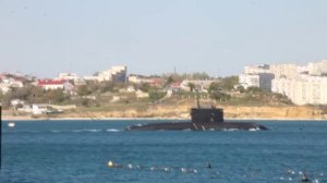 Подводная лодка заходит в бухту