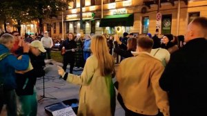 Попурри, "Тополиный пух", "Незабудка"... Группа Висконти выступает на Невском проспекте в Петербург