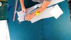 Элегантное черное платье. Моделирование платья с рельефами и необычной горловиной.mp4