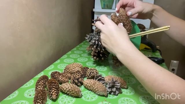 Как сделать новогоднюю ёлочку из шишек.Мастер класс:«Ёлочка из шишек на ножке».Новогодние подделки.