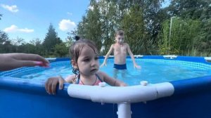 Малышка ксю плескается в бассейне #дача#бассейн#дети#москва