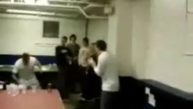 Девушка вырубает парня с одного удара