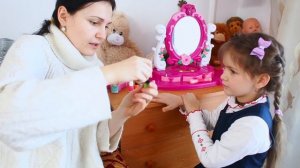 Я НЕКРАСИВАЯ !??? Играем в салон красоты Яна как МАМА красит ногти Детским лаком и макияж в школу