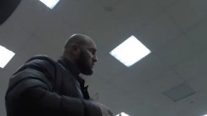 НАПАДЕНИЕ ПОКУПАТЕЛЯ В ОРУЖЕЙНОМ МАГАЗИНЕ