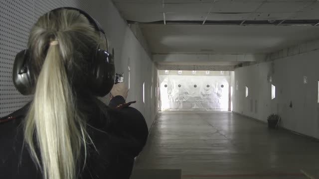 Соревнования по стрельбе среди женщин