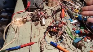 Зарядное устройство, регулируемый источник тока на тиристоре с защитой от к.з. и переполюсовки.