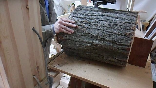 Пилю липу 40см толщиной на самодельной ленточной пиле смотреть онлайн