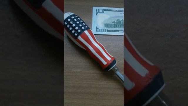 БАНКНОТА СТО ДОЛЛАРОВ оборотом и отвёртка с ручкой как флаг США на светло-коричневой поверх. 16 Сен смотреть онлайн