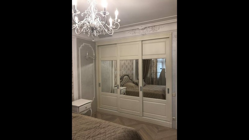 Встроенный шкаф-купе в классическом стиле для спальни