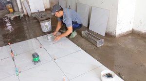 Как быстро и красиво уложить керамическую плитку на пол в гостиной