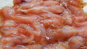 Теплый салат из филе индейки, болгарского перца и лука