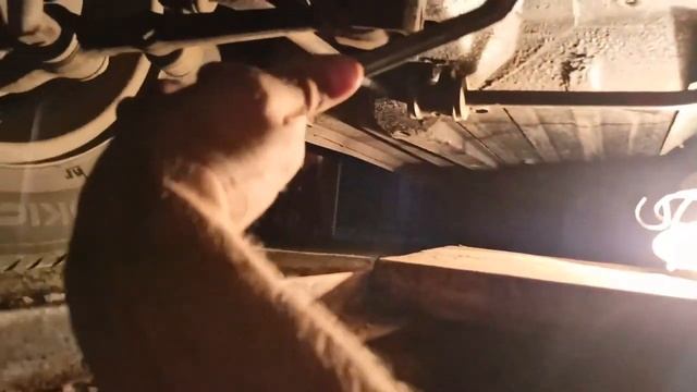 Самостоятельная замена масла ваз 2114 ( показываю для новичков) (перезалив с удалённого канала) смотреть онлайн