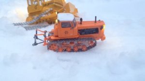 Радиоуправляемые трактора Т-130 и ДТ-75 на уборке снега RC Hachette в масштабе 1:43