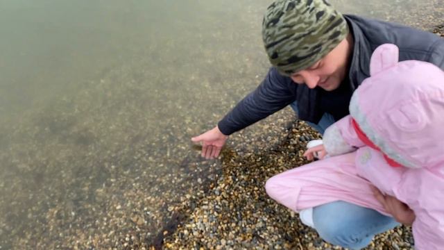Маленькая Евочка первый раз видит море. Море Крым