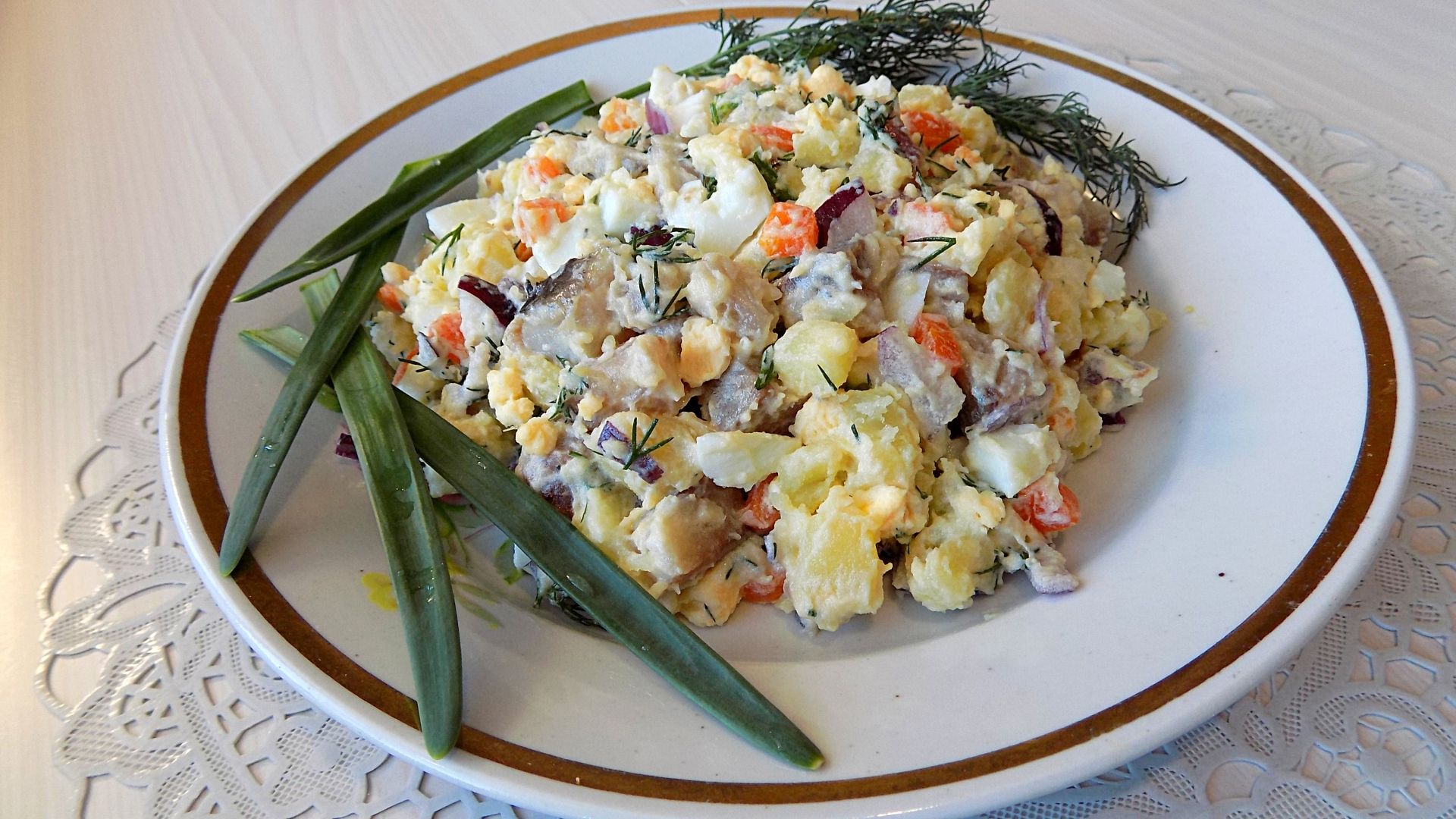 Салат из рыбных палочек с яйцом и рисом