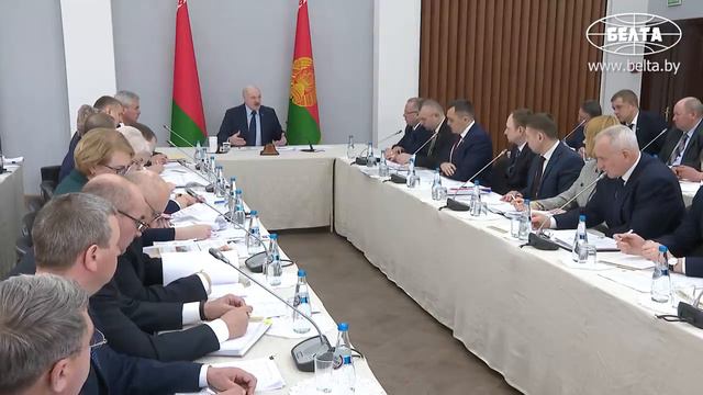 Лукашенко  А мы чего то ждём! Приедет сейчас Президент привезёт новогодние пода