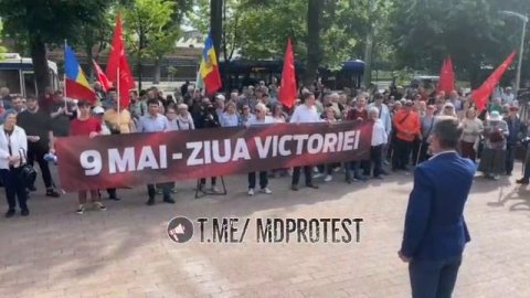 Сотни человек пикетируют здание парламента Молдавии из-за законопроекта об отмене Дня Победы
