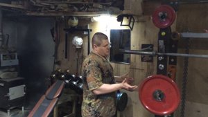 Фокус с блином. Повесил одной рукой блин 25 кг на штангу.