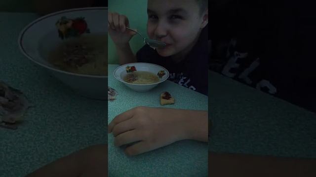 пацан ест суп и угарает! смотреть онлайн