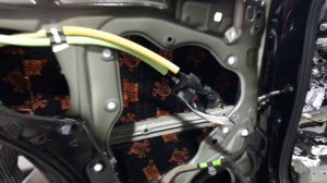 Мазда СХ-5, продуманный до мелочей шумоизоляцией наполняем салон кроссовера. Акустический комфорт.