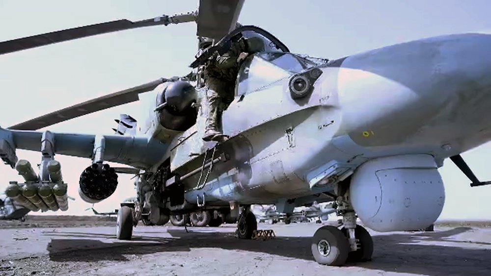 Минобороны показало кадры боевого вылета вертолетов Ка-52 / События на ТВЦ