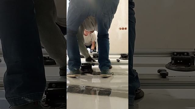 Укладка крупноформатной плитки. Поклейка Обрезка болгаркой. смотреть онлайн