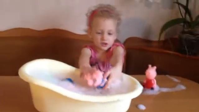 Свинка Пеппа принимает ванну. Peppa Pig Taking A Bath.