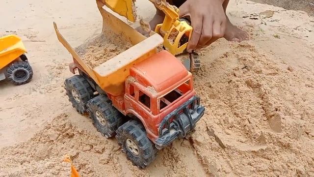 Loader dump trucks loading the sand full | Excavator digging the sand putting on the dump trucks смотреть онлайн
