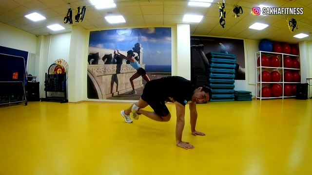 Касание ног и приведение колен в планке смотреть онлайн