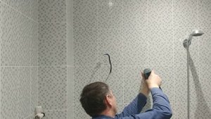 Устанавливаем полку для ванной с зеркалом и подсветкой.