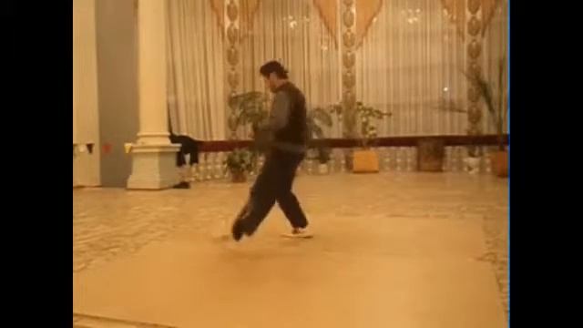 Гай Сардарян танцует брейк данс. смотреть онлайн