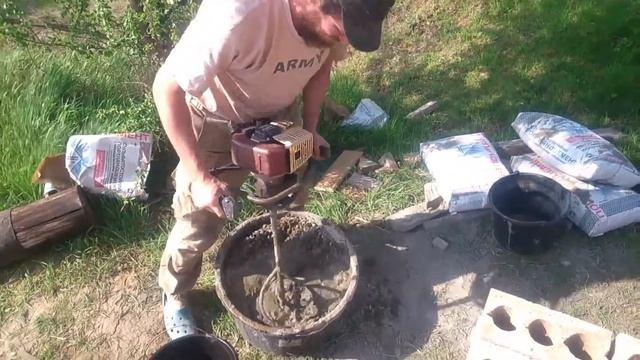 Замес бетона мотобуром