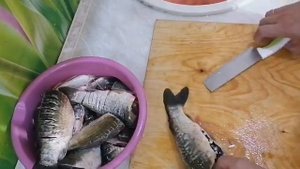 КАК ОЧЕНЬ БЫСТРО И АККУРАТНО ПОЧИСТИТЬ КАРАСЯ?