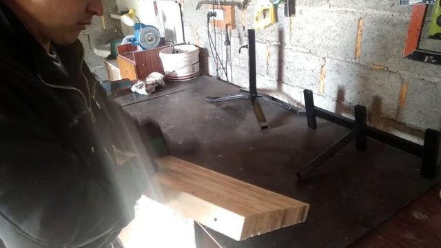 Журнальный столик, столешница из дерева смотреть онлайн