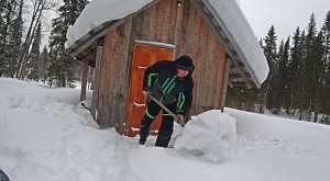 Один в тайге! Избу завалило снегом! Пробираюсь на хариусовую рыбалку!