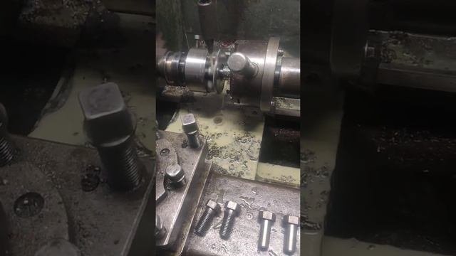 Накатывание резьб на болтах, резьбонакатной головкой.