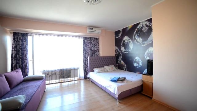 Квартира посуточно Днепр: Видеообзор студии с большой кроватью у окна ✔️ Безопасная аренда смотреть онлайн