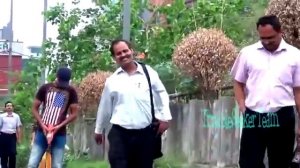 Приколы на улице - парень делает вид, что он ссыт прямо на тротуаре