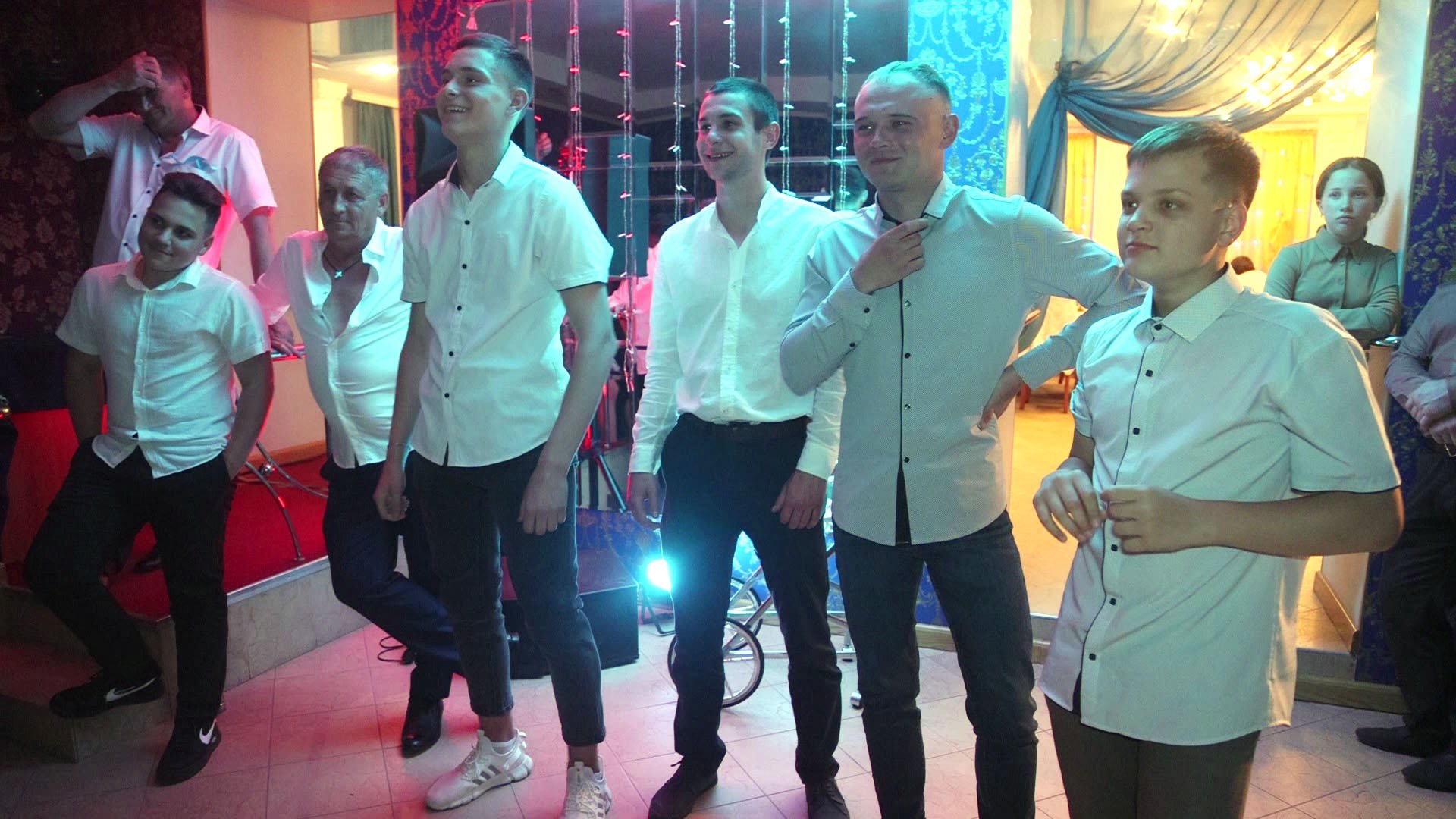 Кто из парней поймает подвязку невесты, тот скоро удачно женится смотреть онлайн