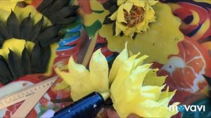 Букет подсолнухов из гофрированной бумаги с конфетами