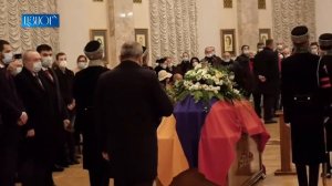 Նիկոլ Փաշինյանը մասնակցում է Վանո Սիրադեղյանի հոգեհանգստի արարողությանը