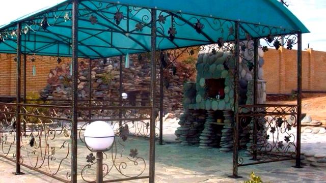 Кованая беседка из металла и барбекю из валунного камня, кладка валунов, печь на улице, навес, Днеп смотреть онлайн