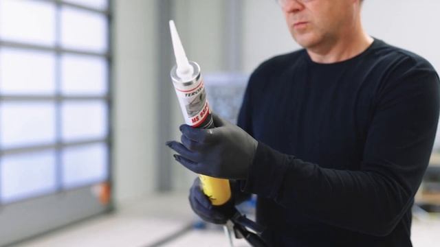 Wie erstellt man Standard-Dichtnähte mit OEM-Struktur am Heckteil mit TEROSON MS 9320 SF?