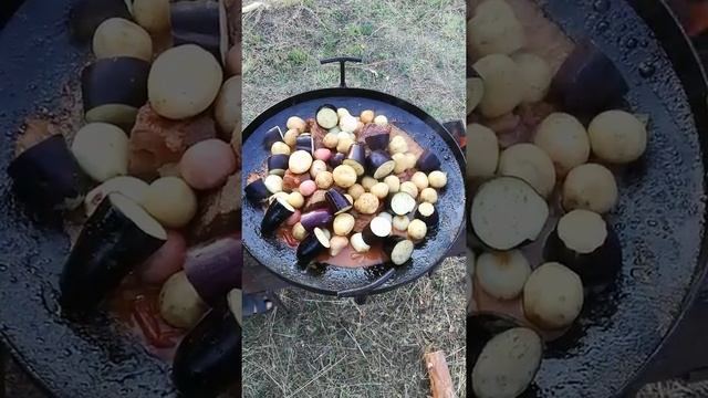 Телятина с овощами на сковороде